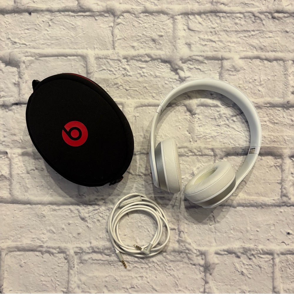 Beats by Dre “Solo” 1st generation white wired headphones + case